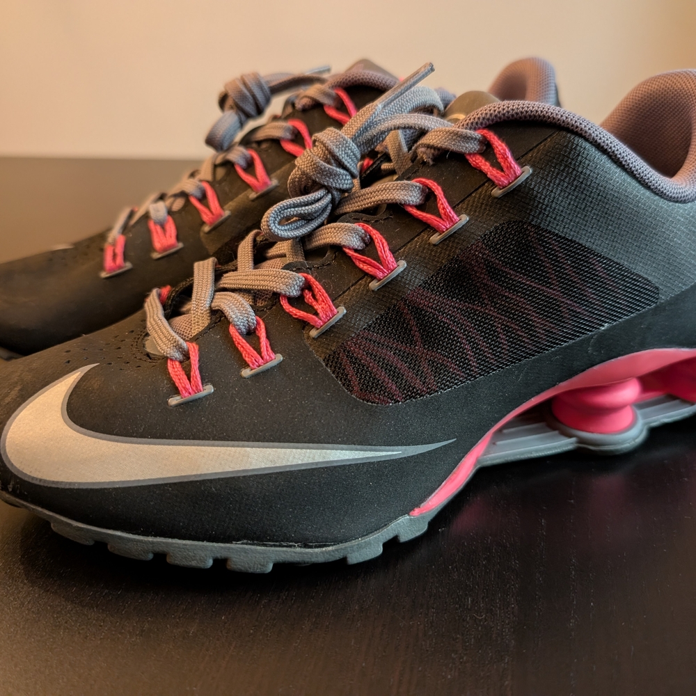 Nike Women's Black and Pink Athletic Shoes